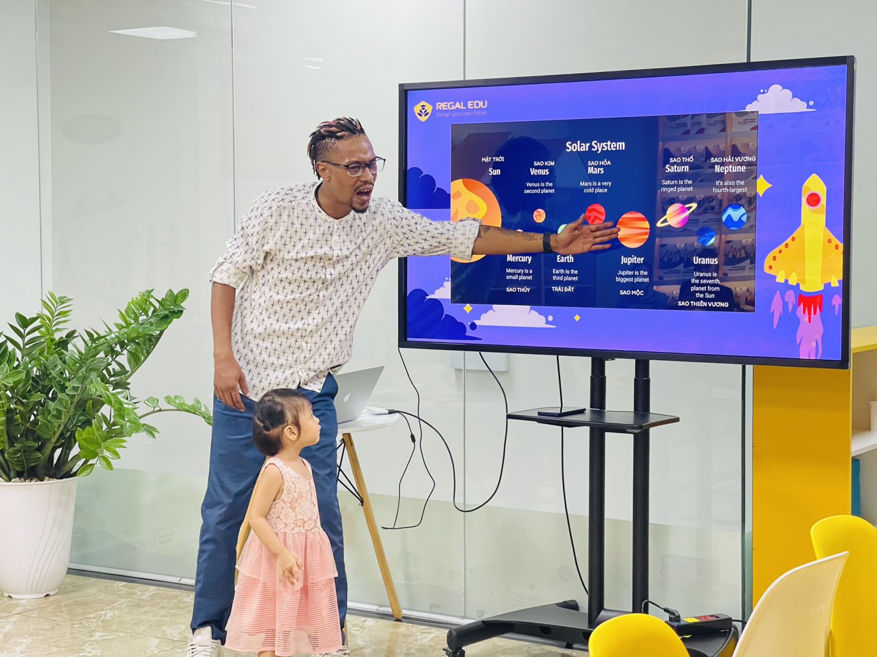 Màn hình ti vi 65 inch tại Regal edu