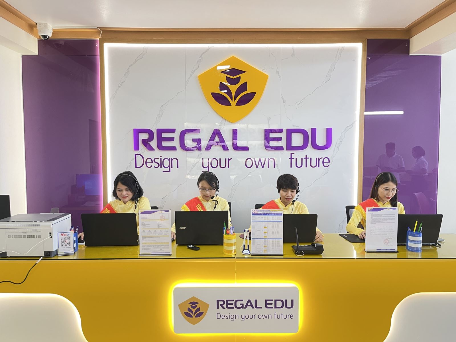 Khu vực lễ tân Regal Edu